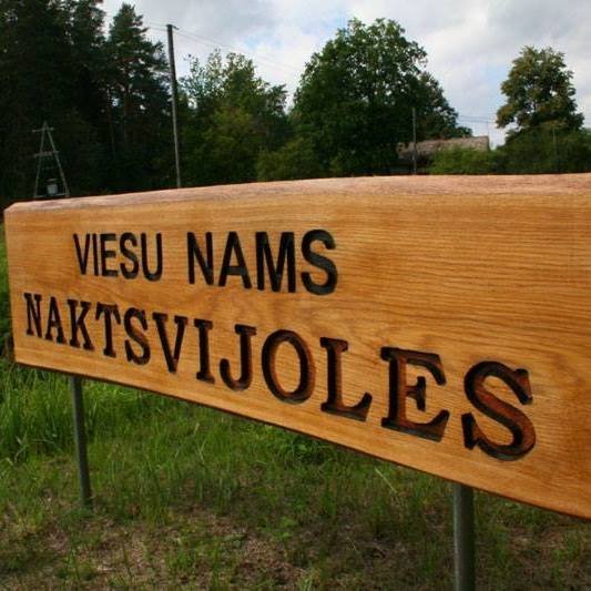 Viesu nams Naktsvijoles