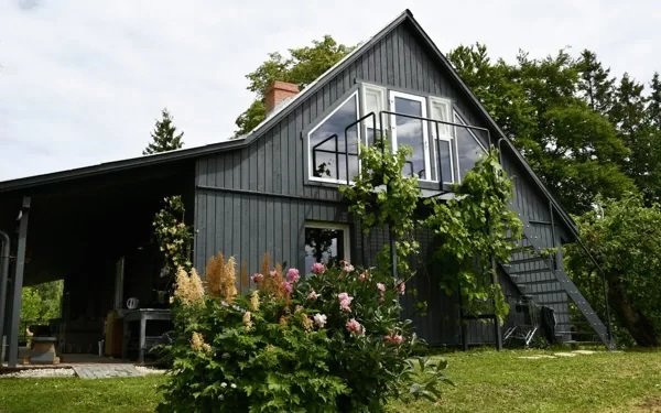 Ezera māja